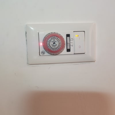 מתג דוד שמש עם טיימר ומנורה דולקת