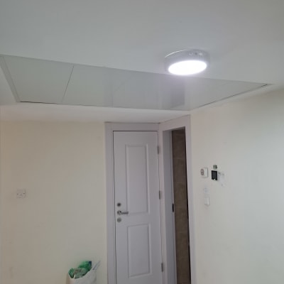 תקרה מגבס עם תאורה עגולה מותקנת