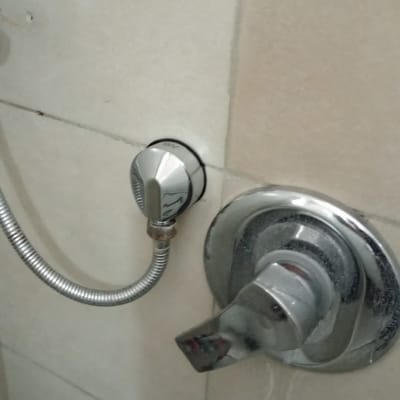 ברז מים וכפתור מתכת במקלחת