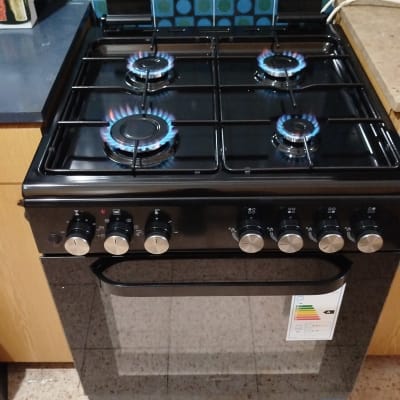 תנור גז עם להבות דולקות במטבח