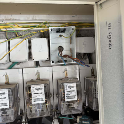 ארון חשמל עם מונים וכלי עבודה חשמלי