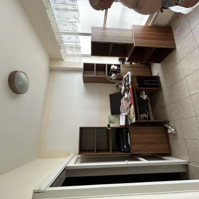 חדר עבודה עם שולחן, מדפים ומחשב