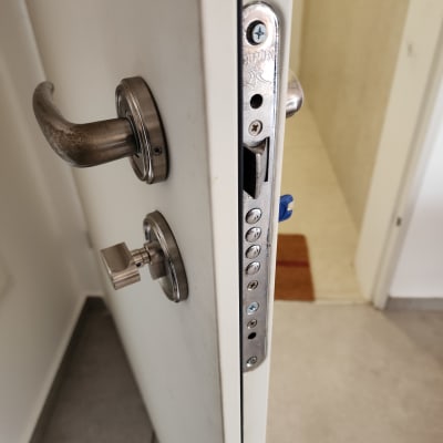 מנעול דלת עם ידית מתכת וברגים