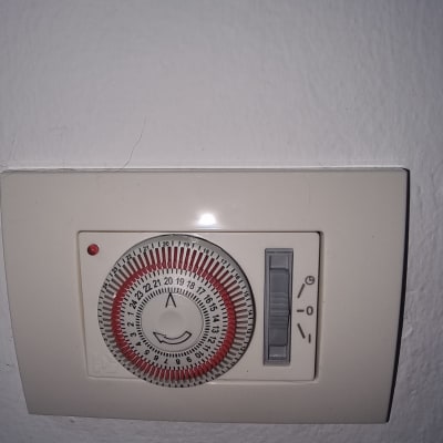 שעון טיימר על קיר לבן