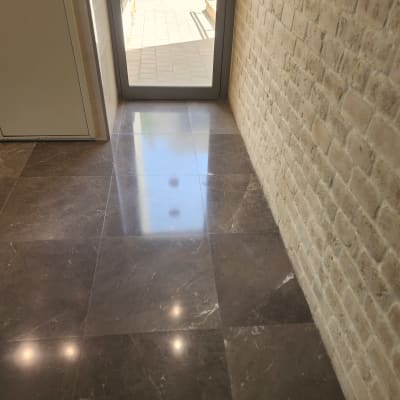 רצפה מבריקה ליד דלת זכוכית