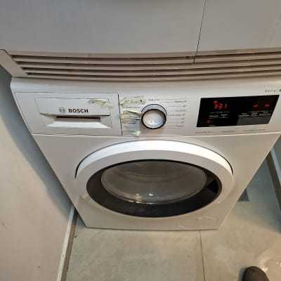 מכונת כביסה בוש עם כפתורים ותצוגה דיגיטלית