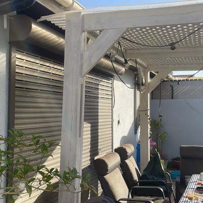 תריסים סגורים על קיר חיצוני של בית