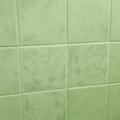 קיר אריחים לבנים עם כיור קטן