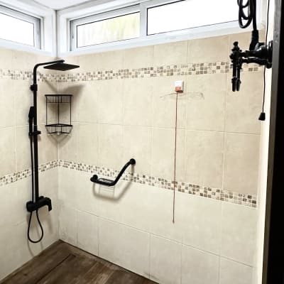 שיפוץ מקלחת עם ראש מקלחת חדש ומעקה בטיחות