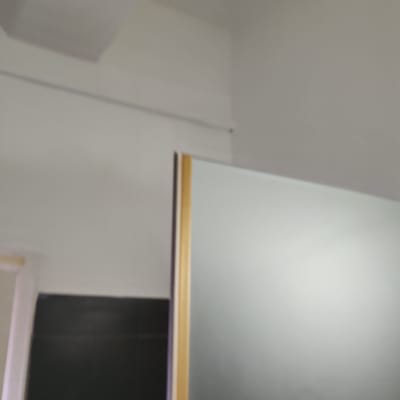 חלק מקיר צבוע בלבן עם מסגרת עץ