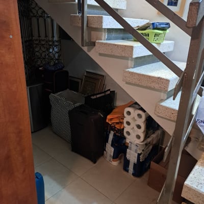 מוצרי נייר מאוחסנים מתחת למדרגות בבית