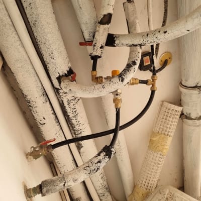 צינורות מבודדים עם ברזים ומחברים לדוד שמש