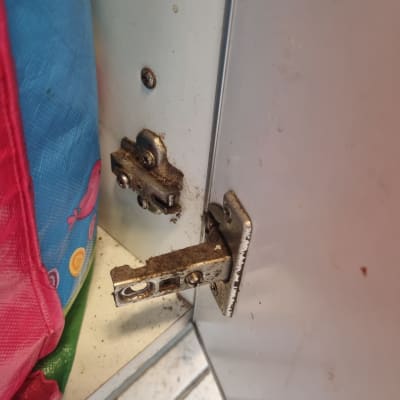 ציר דלת מתכת עם תיקון או תחזוקה