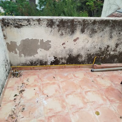 צינור גז צהוב מחובר לקיר מרפסת