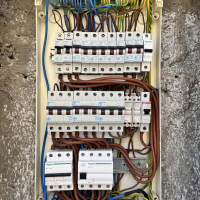 לוח חשמל עם חוטים ומפסקים חשמליים