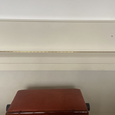 פסנתר עם כיסוי ומושב כוונון