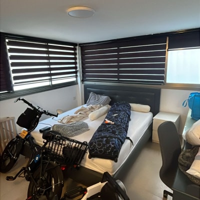 חדר עם מיטה, אופניים, ורכב צעצוע לבן