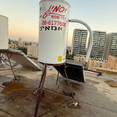 דוד שמש על גג עם נוף עירוני ברקע