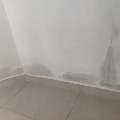 קיר עם תיקוני צבע וטיח בפינה