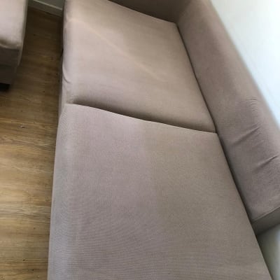 ספה חומה עם סימני ניקוי על רצפת עץ