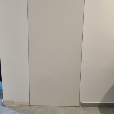 דלת קיר חלקה עם רצפת אריחים אפורה