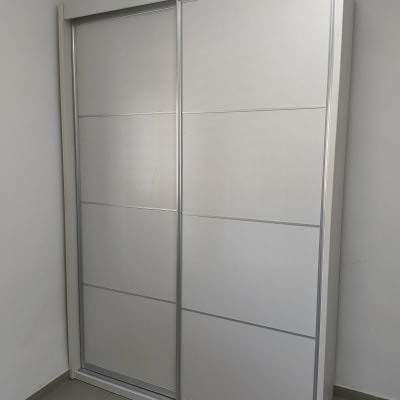 ארון בגדים עם דלתות הזזה בחדר ריק