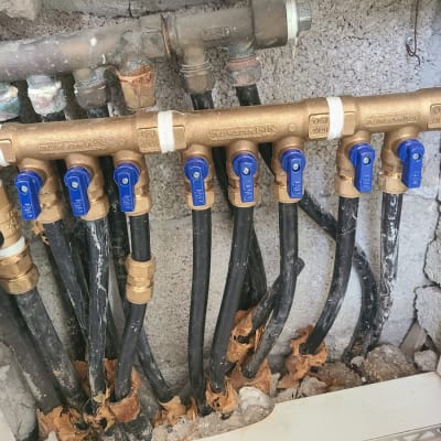 ברזים וצינורות פלסטיק במערכת אינסטלציה