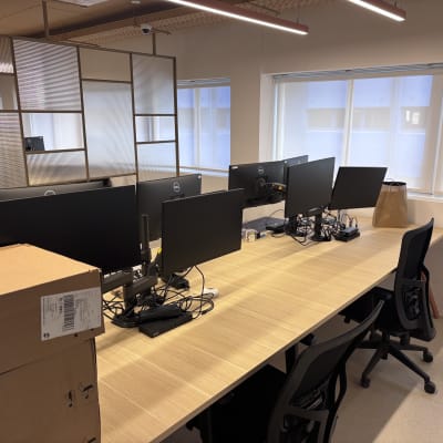 שולחן עם מחשבים