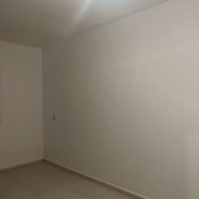 קיר לבן עם רצפה, מתאים לצביעה