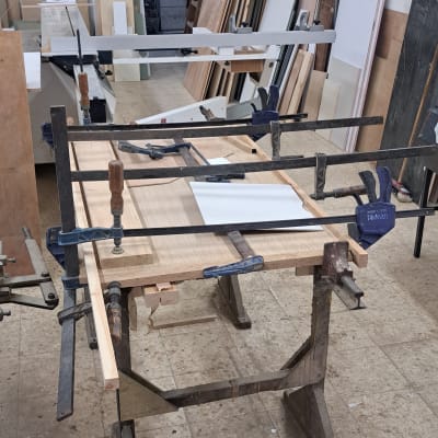 סדנת נגרות עם שולחן עבודה ומהדקים