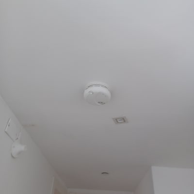 תקרת גבס עם גלאי עשן ומנורה שקועה