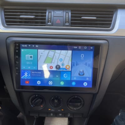 מסך מגע ברכב עם מערכת ניווט ומיזוג אוויר