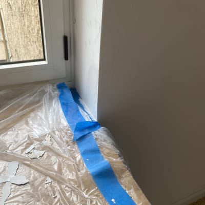 ניילון מגן עם סרט דבק כחול על שולחן