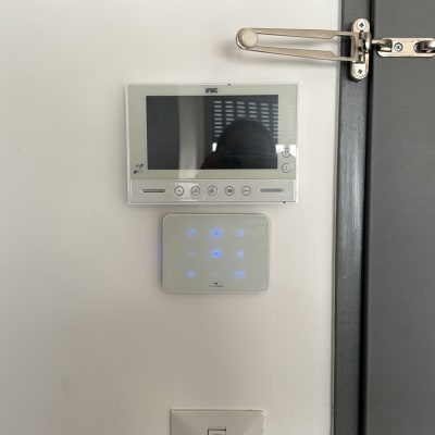פאנל שליטה מגע של מערכת בית חכם ומסך אינטרקום מותקנים על הקיר