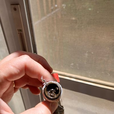 יד מחזיקה צינור עם סתימה חלודה