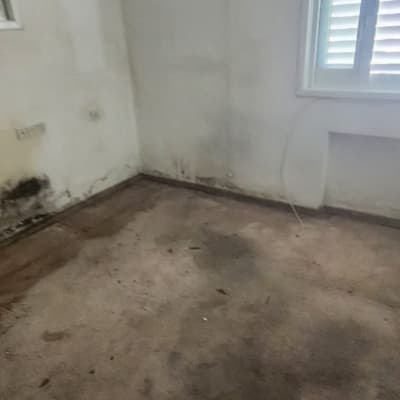 חדר ריק עם קירות מלוכלכים ומזגן