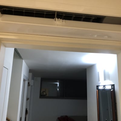 מזגן מותקן מעל דלת פתוחה בחדר