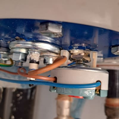 חלקים פנימיים של דוד שמש עם חיבורים וצינורות