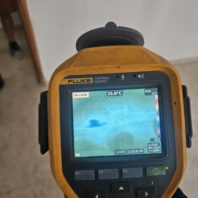 מד חום תרמי מציג תוצאות על מסך