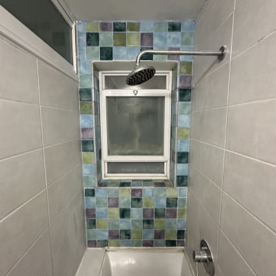 חדר אמבטיה עם אריחים צבעוניים ומקלחת