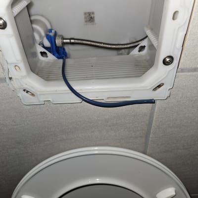 חיבור צינור מתכת ופלסטיק בקופסת אינסטלציה