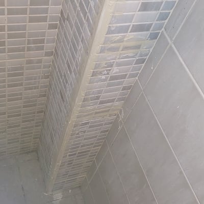 קיר אריחים עם סימני רטיבות ונזילה