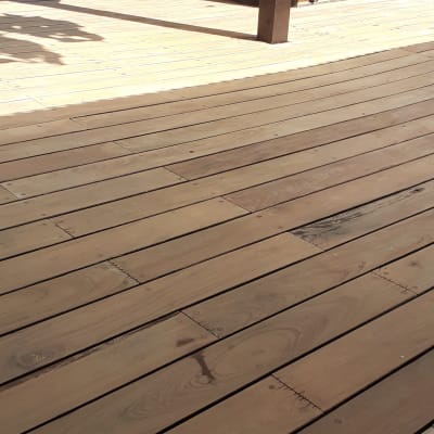 רצפת עץ בגינה עם ג