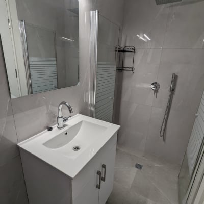 חדר אמבטיה משופץ עם כיור ומקלחת