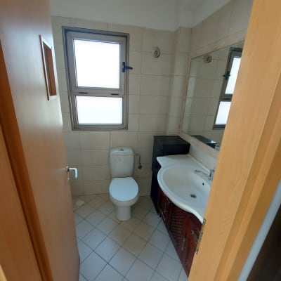 חדר אמבטיה עם אסלה וכיור לניקוי