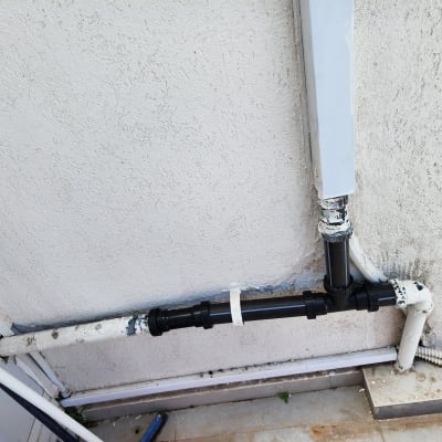 צינורות פלסטיק מחוברים לקיר עם מחברים