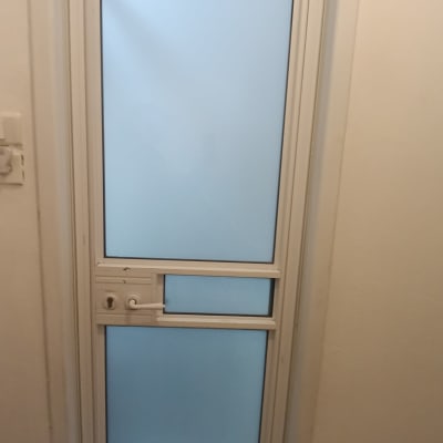 דלת זכוכית חלבית עם מסגרת לבנה