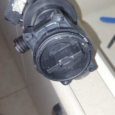 חלק פלסטיק שחור עם חיבורים חשמליים