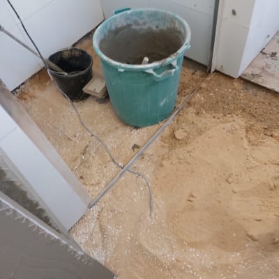 דלי עם מלט וחול באתר שיפוצים