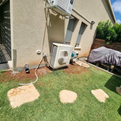 צינור ואזור אטום ליד קיר חיצוני